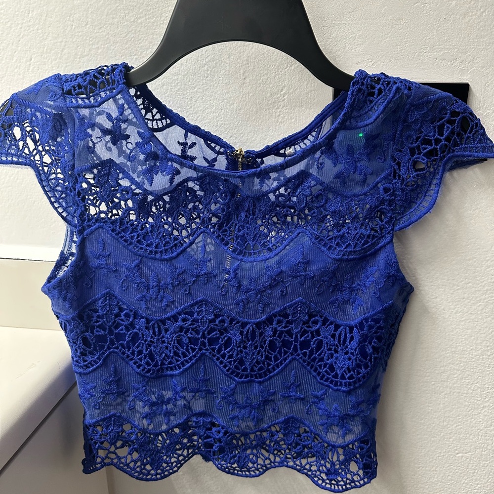 LU. Fashion's short-sleeved blouse, size small, blue, embroidered.